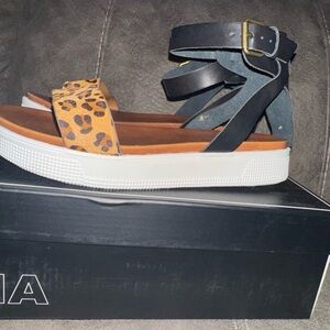 BRAND NEW MIA Brown and Black Sandals with Minimalist Design​